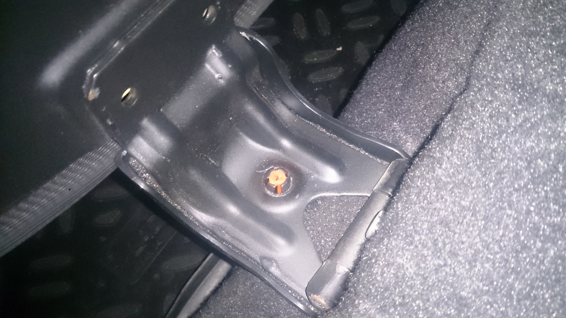 Болт крепления сидения 2190. Болт крепления сиденья приора. Фиксатор заднего сидения 2190. Крепление заднего сиденья. Сиденья калина 2.