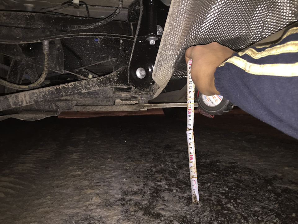 Самая низкая точка задней части бмв — чуть ближе к передку от задних рычагов, еле долез, насколько понял — это усилитель, на заряженных бмв его меняют на более злой, так вот под ним 20,5-21 см и заметьте какое классное днище) однозначно опять плюсик бмв) — BMW 2 series Active Tourer (F45). Запчасти на фото: 1202122