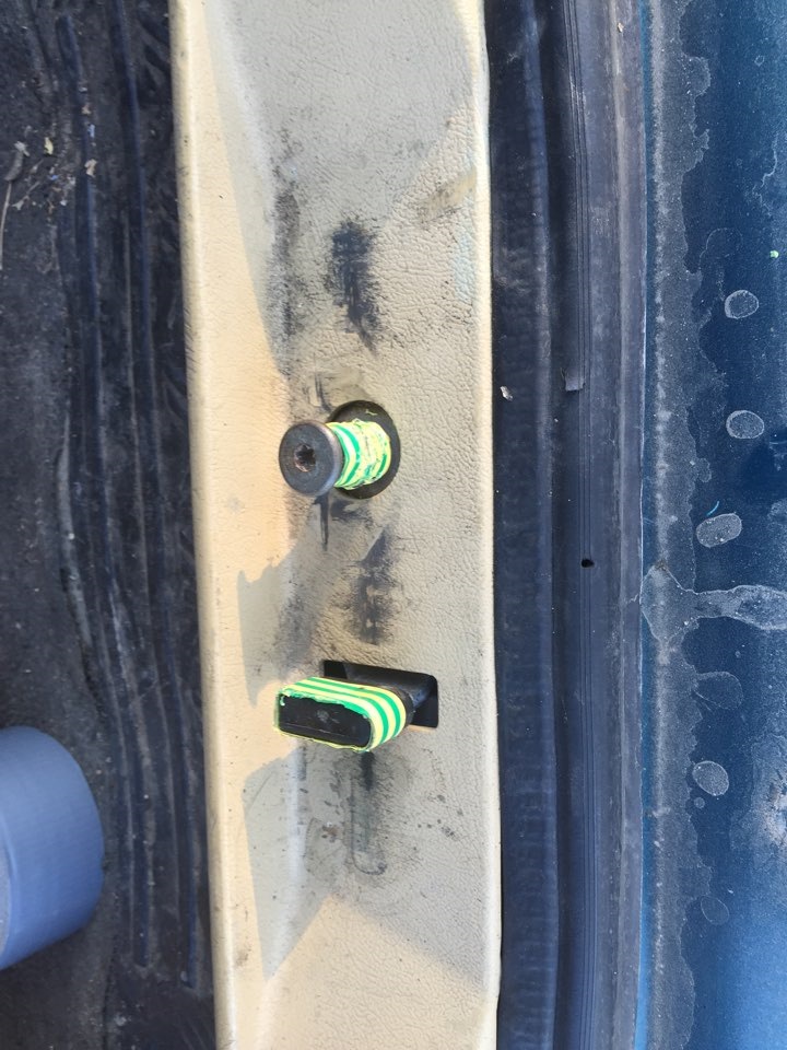 Потухла разом приборка, магнитола, центральный замок, свет в салоне ...