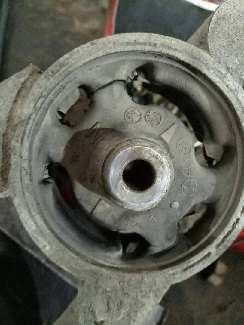 Заменил заднюю подушку двигателя — Mitsubishi Lancer IX, 1,6 л, 2004 ...