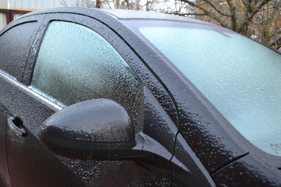 Машина под снегом. Примерзшая дверь авто без рамки. Как разморозить двери автомобиля после ледяного дождя. Как разморозить двери автомобиля после ледяного дождя. Замерзший замок автомобиля.