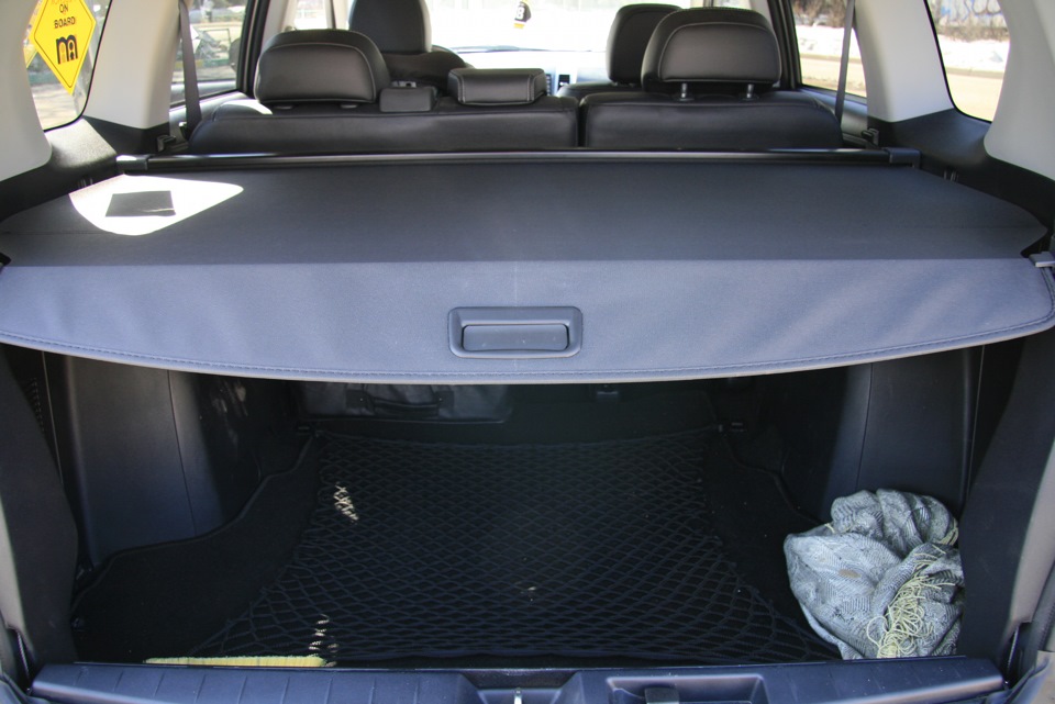 Шторка багажника аутлендер 3. Шторка багажника на Mitsubishi Outlander XL-2011. Шторка в багажник Митсубиси Аутлендер XL 2011. Шторка багажника Mitsubishi Outlander ХЛ 2. Шторка багажника Мицубиси Аутлендер XL 2010.