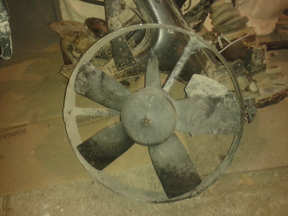 сломанный вентилятор. сломанный кулер. вентилятор сломанный напольный с вентилятором. как установить напольный вентилятор если сломалась подставка. вентилятор сломался достаем инструменты.