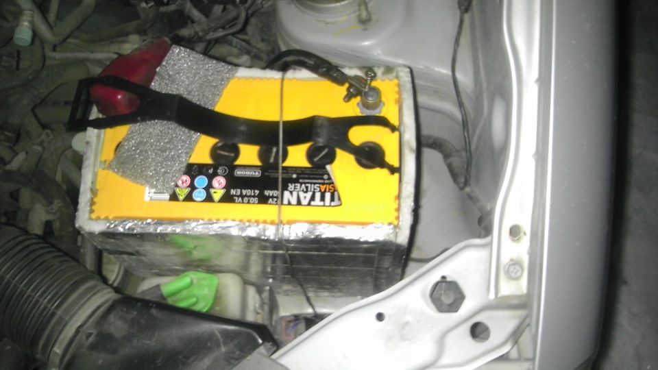 Акб сузуки sx4 2006 года. Аккумулятор сузуки солио. Аккумулятор сузуки иранский. Аккумулятор сузуки солио. 3 под капотом.