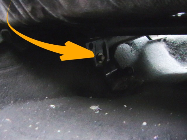 вот этот болтик — Mercedes-Benz E-Class (W124)