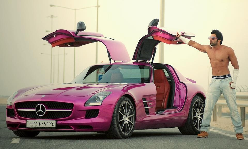 Pimp36. Mercedes SLS AMG Pink. Mercedes SLS AMG Cabrio. Мерседес SLS розовый. Мужчина у розовой машины.