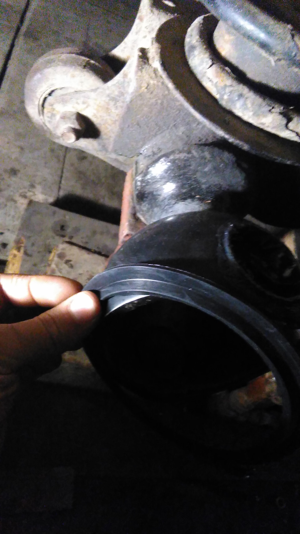 Дефендер смазка поворотного кулака. Смазка поворотного кулака газ-69. Поворотный кулак газ 66 на чулок уаз. Развальцовка поворотного кулака ауди 100. Ремонт поворотного кулака.