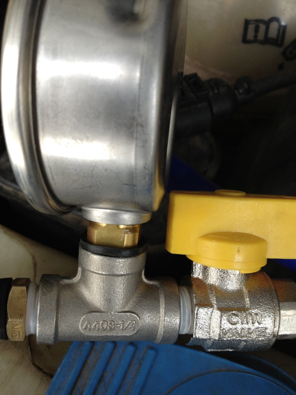 В поисках проблемы — 1)замер давления топлива; 2)Чистка форсунок и ...