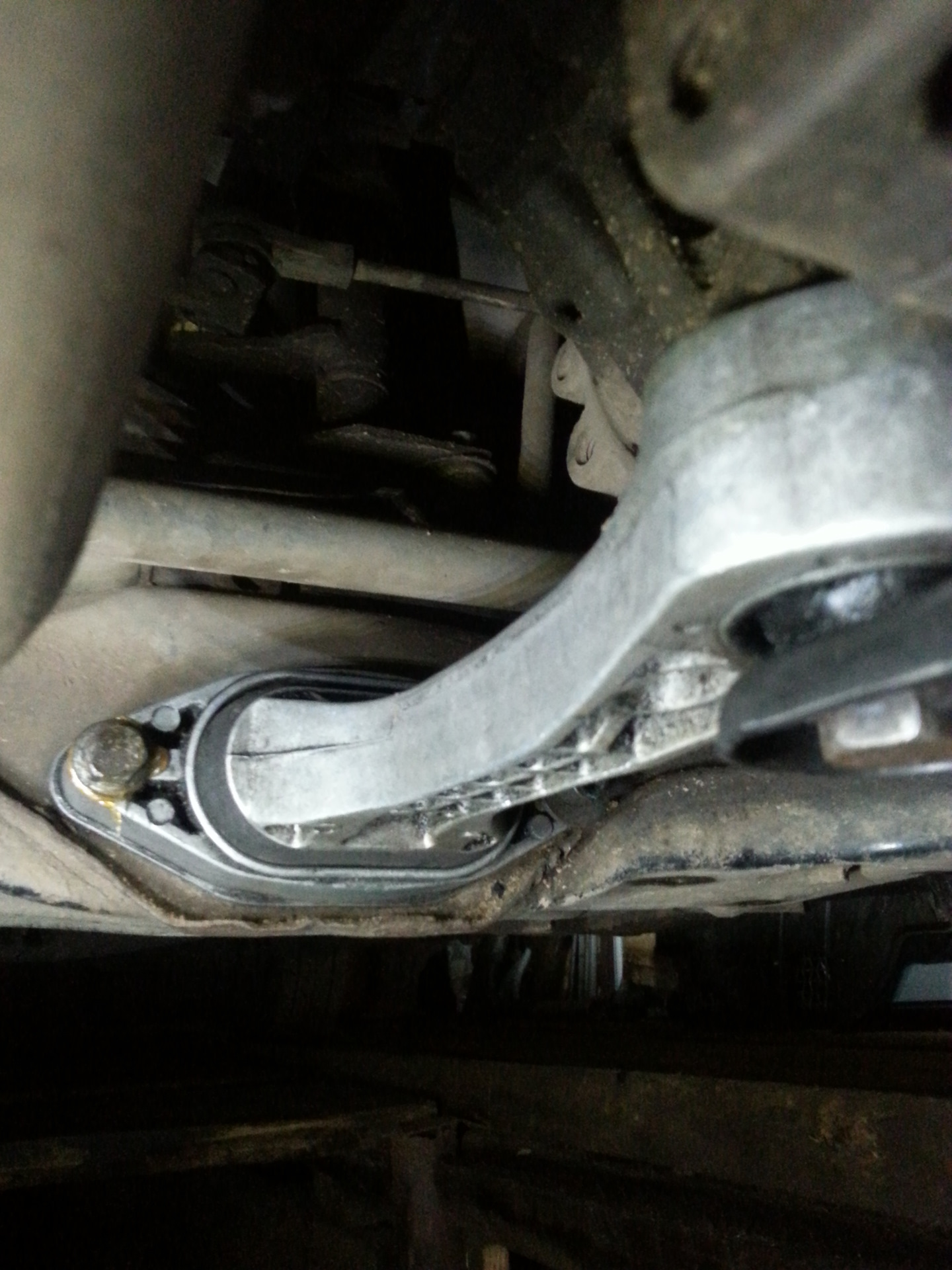 Рено меган опора нижняя. Нижняя опора двигателя volkswagen golf 6. Неисправность нижней опоры двигателя. Неисправность нижней опоры двигателя. 6.