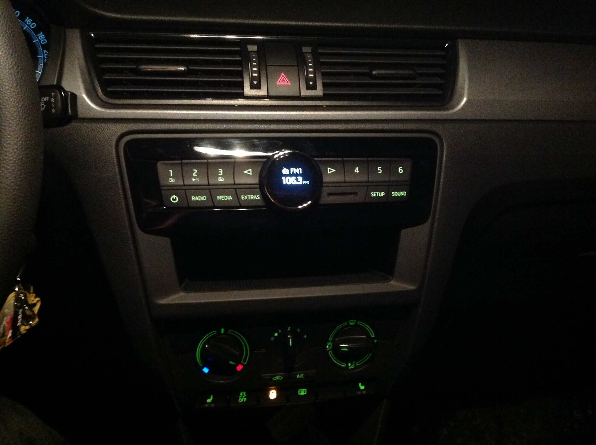 Рапид установка магнитолы. Рапид установка магнитолы. Штатная магнитола шкода рапид 2021. Магнитола crs-300. Магнитола 1din шкода рапид blues.