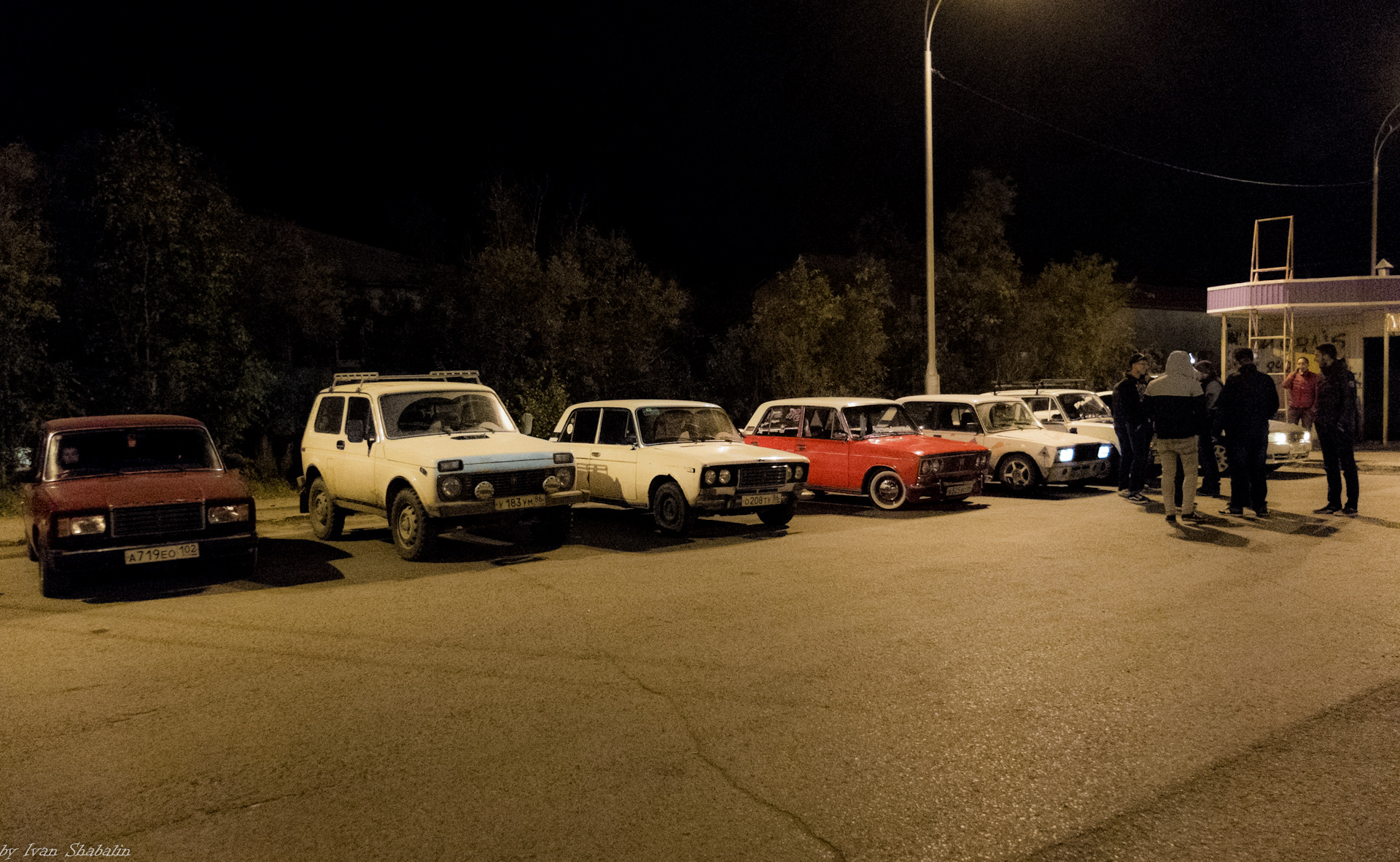 Сходка жигулей. Мужчина на жигулях. Владелец жигулей. Владелец жигулей. Владелец жигулей.