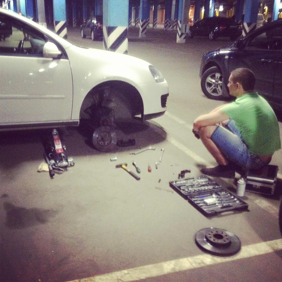 Замена передних тормозных дисков — Volkswagen Golf Mk5, 1,4 л, 2007 ...