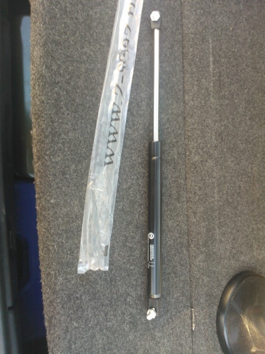 Поменял старые стойки на крышке багажника. — Lada 2114, 1,5 л, 2004 ...