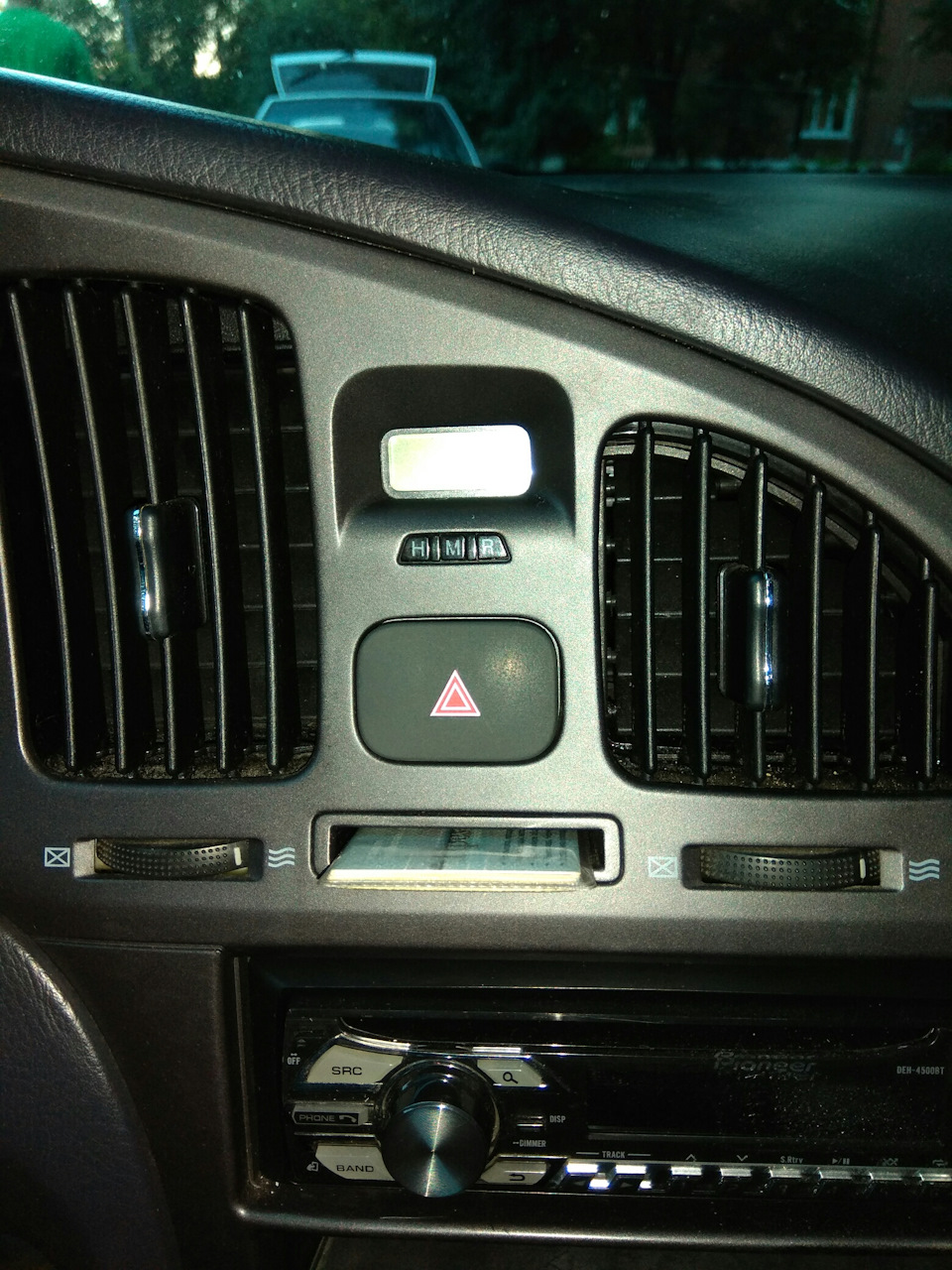 Кнопка аварийки — Hyundai Elantra (3G), 2 л, 2004 года | стайлинг | DRIVE2