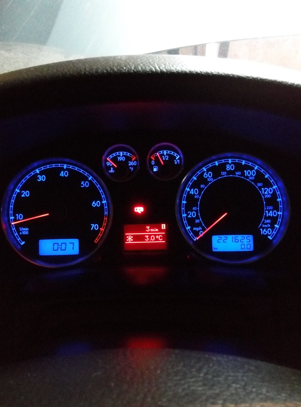 Завел, значек батарейки не горит, зарядка есть…небольшая но есть под нагрузкой на холостых 13.5 на ходу 14 В… — Volkswagen Passat B5