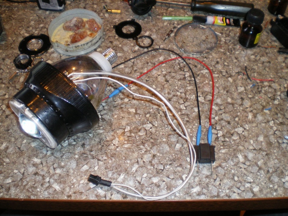 Как установить линзованные лампочки. H 4 диодные лампы ближний дальний свет. Диодные лампы с линзой н4. Биксеноновые линзы h4. Как установить линзованные лампочки.