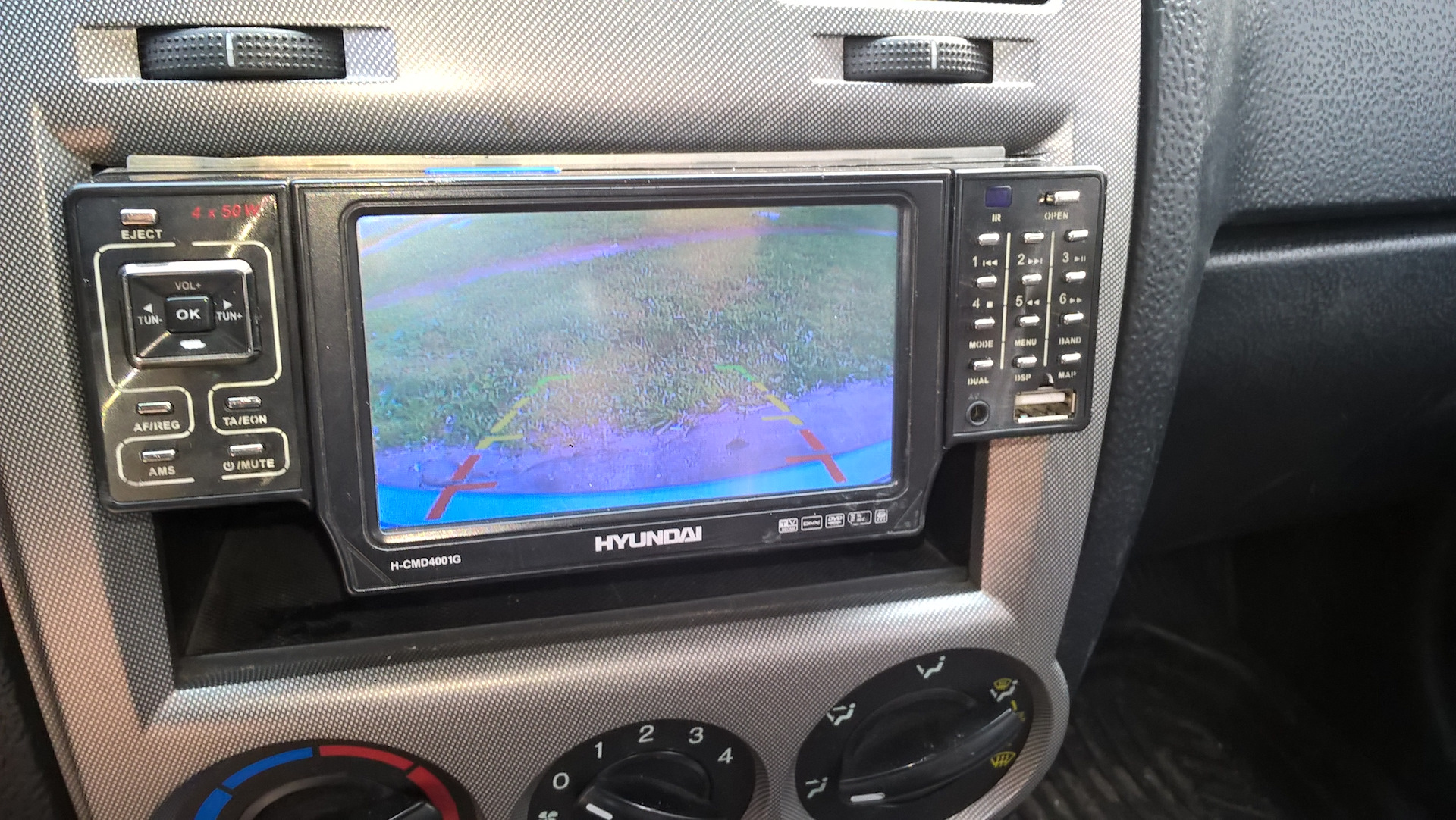 Купить автомагнитолу с задней камерой. Магнитола Хендай Гетц с экраном. Hyundai h-cmd4001. Магнитола с экраном в машину на Hyundai Getz.