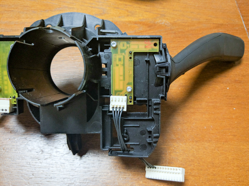 Откручиваем болтики крепления платы и переставляем ее на старую стрекозу — Audi A5 (1G)