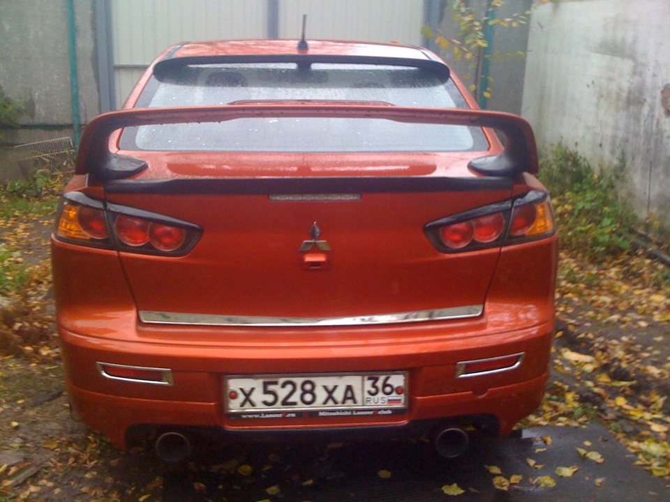 Дребезжит стекло lancer x