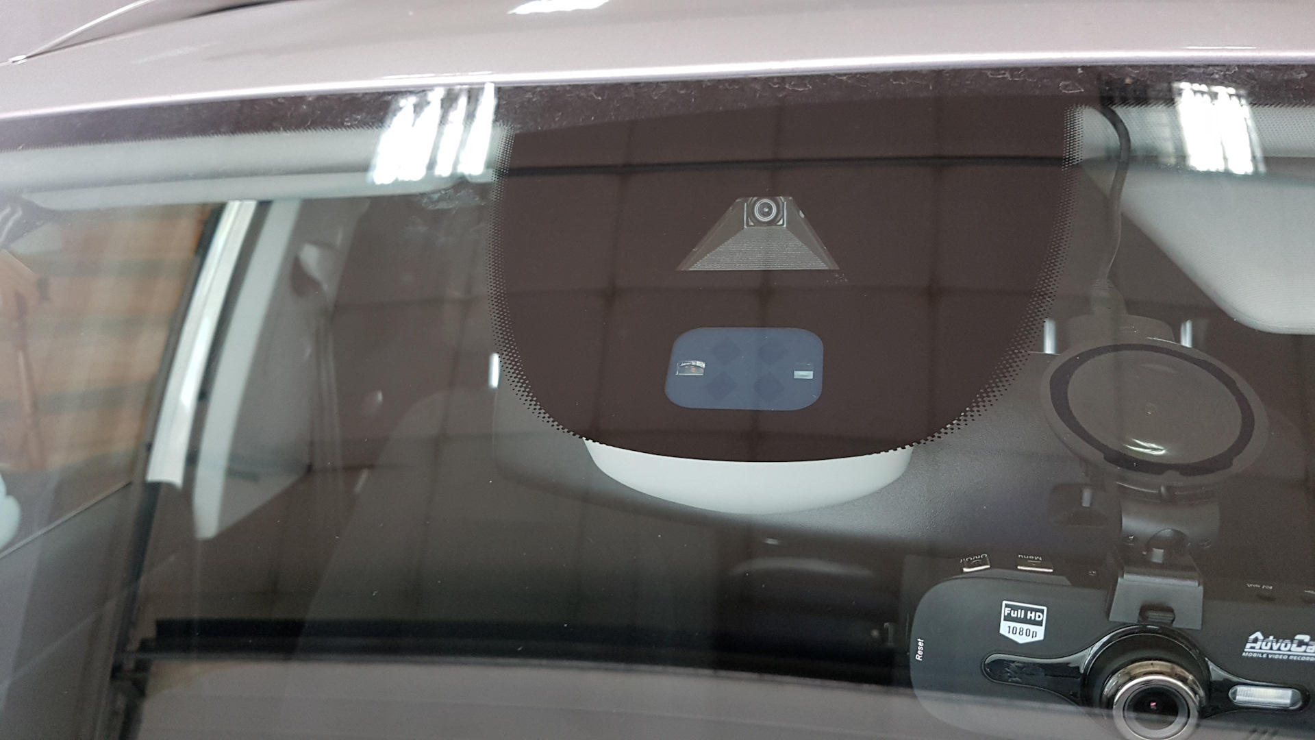 Фольксваген Туарег передняя камера ассистентов на лобовом стекле