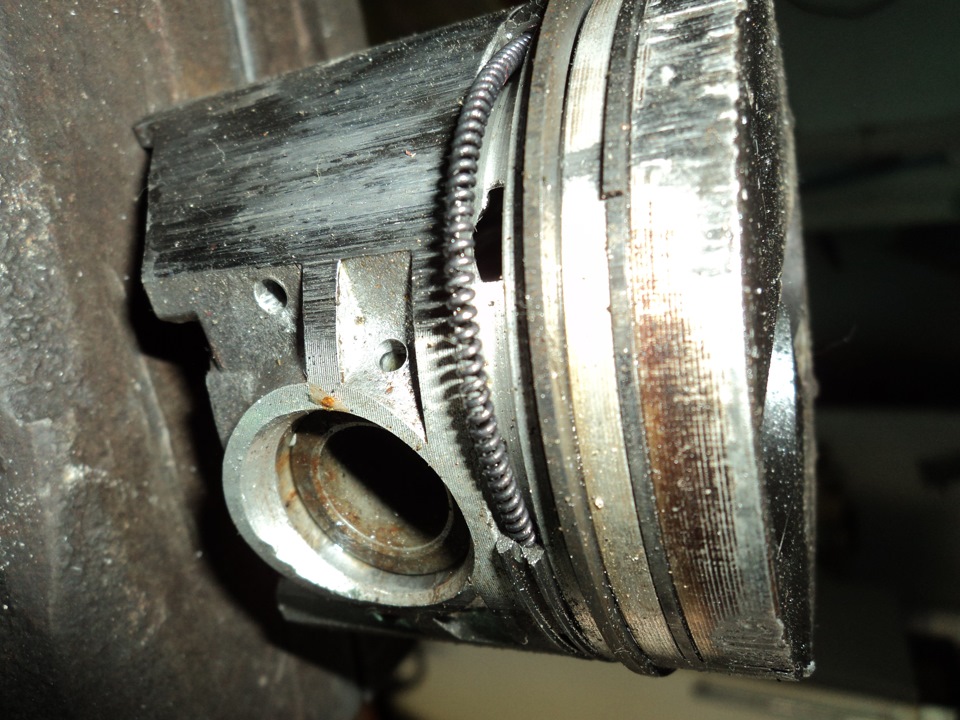 поршневой палец в поршне. заклинивание поршня в цилиндре. смазка поршня тормозного суппорта. заклинило поршень. головка поршня.