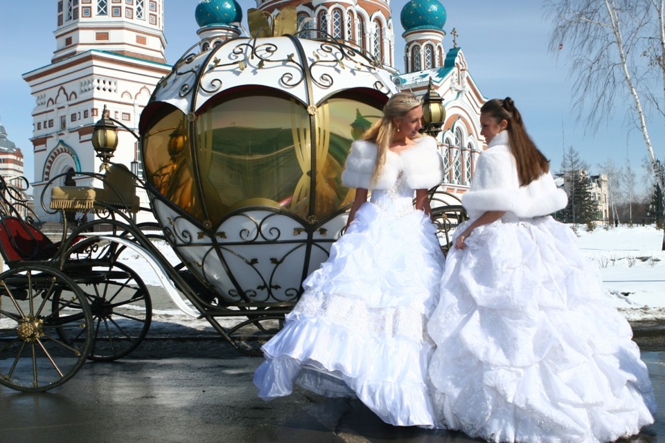Салон золушка. Невеста в карете. Свадьба платья карета. Свадебное платье Золушки. Карета Золушки.