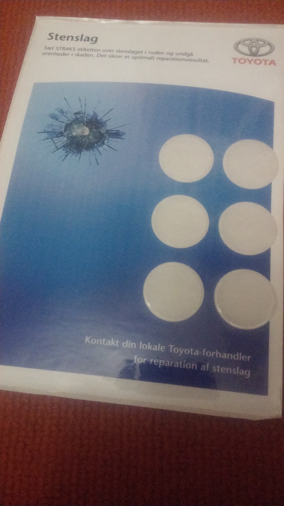 Вот такие специальные кругляшки для заклеивания битых мест на лобовом — Toyota Avensis II