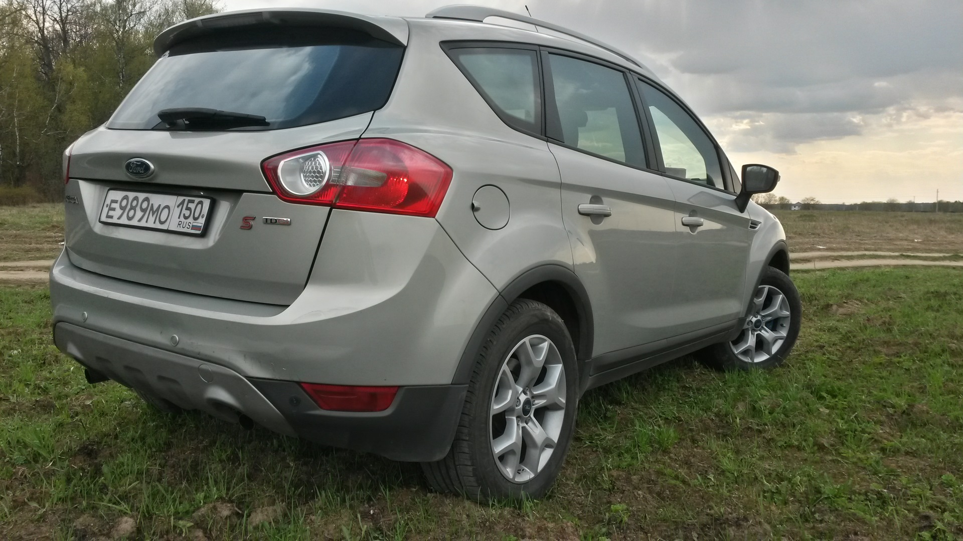 Форд куга 1 бензин. Диски Форд Куга 1. Ford Kuga 1 на стальных дисках. Форд Куга 1 серебристый в матовой пленке. Ford Kuga 2 перекраска дисков.