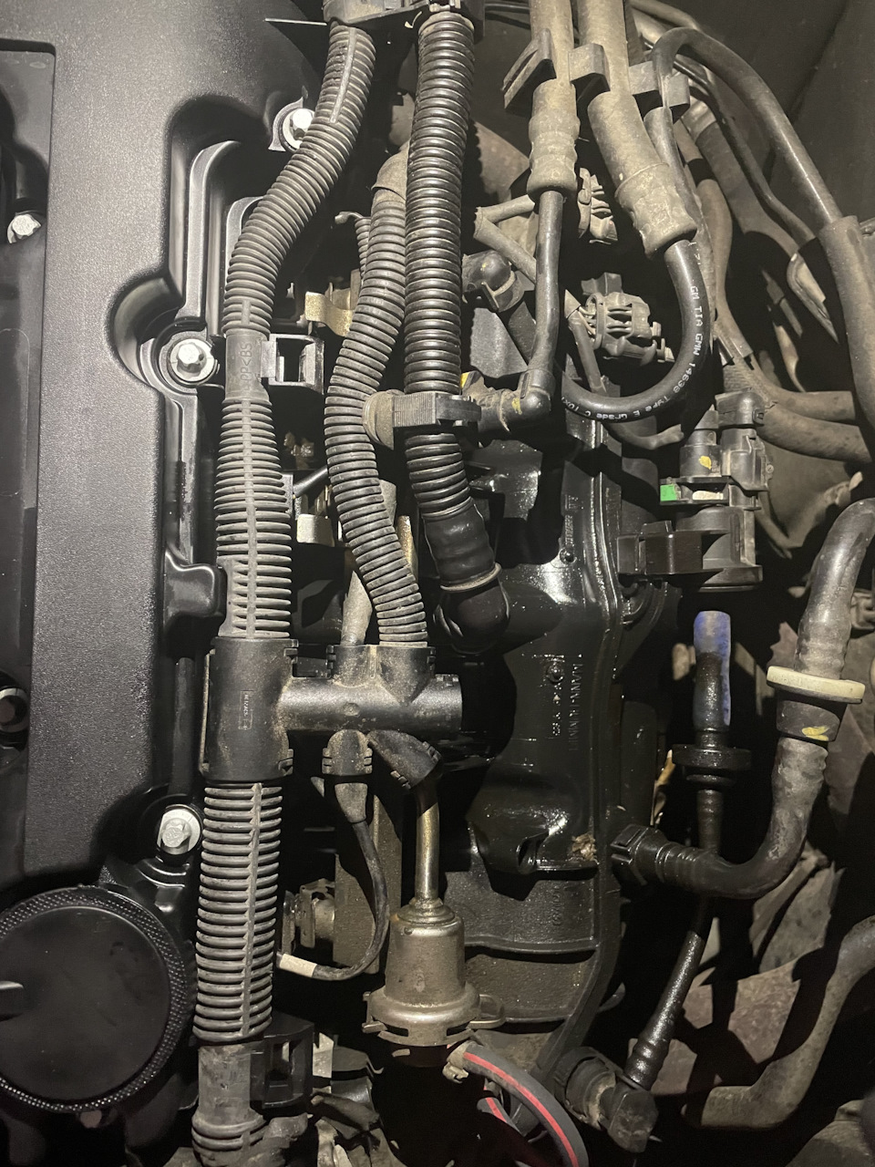 Помогите из за чего масло кидает и откуда кто знает подскажите — DRIVE2