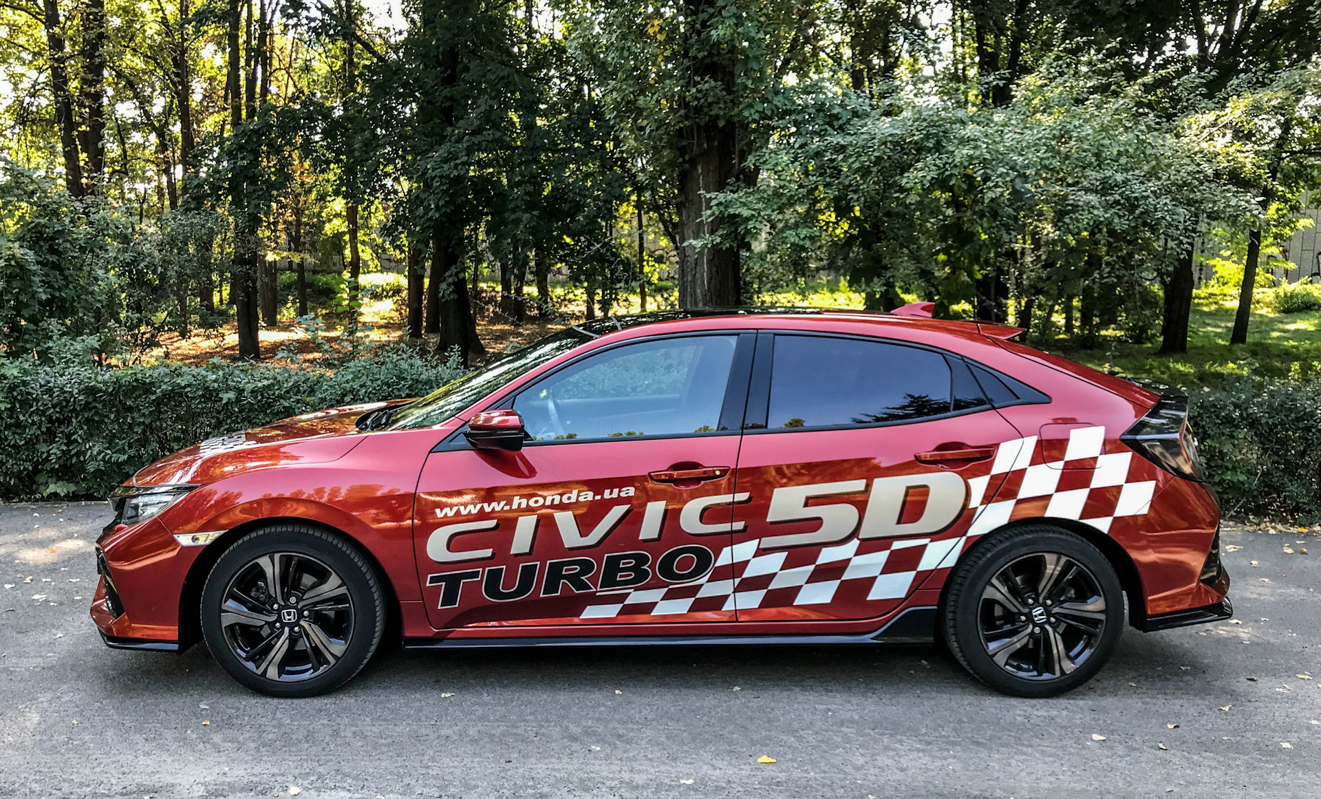 Honda тест драйв. Хонда хэтчбек оффроуд. Honda Civic Hatchback 1 5 Turbo 2018 масло со стружкой.