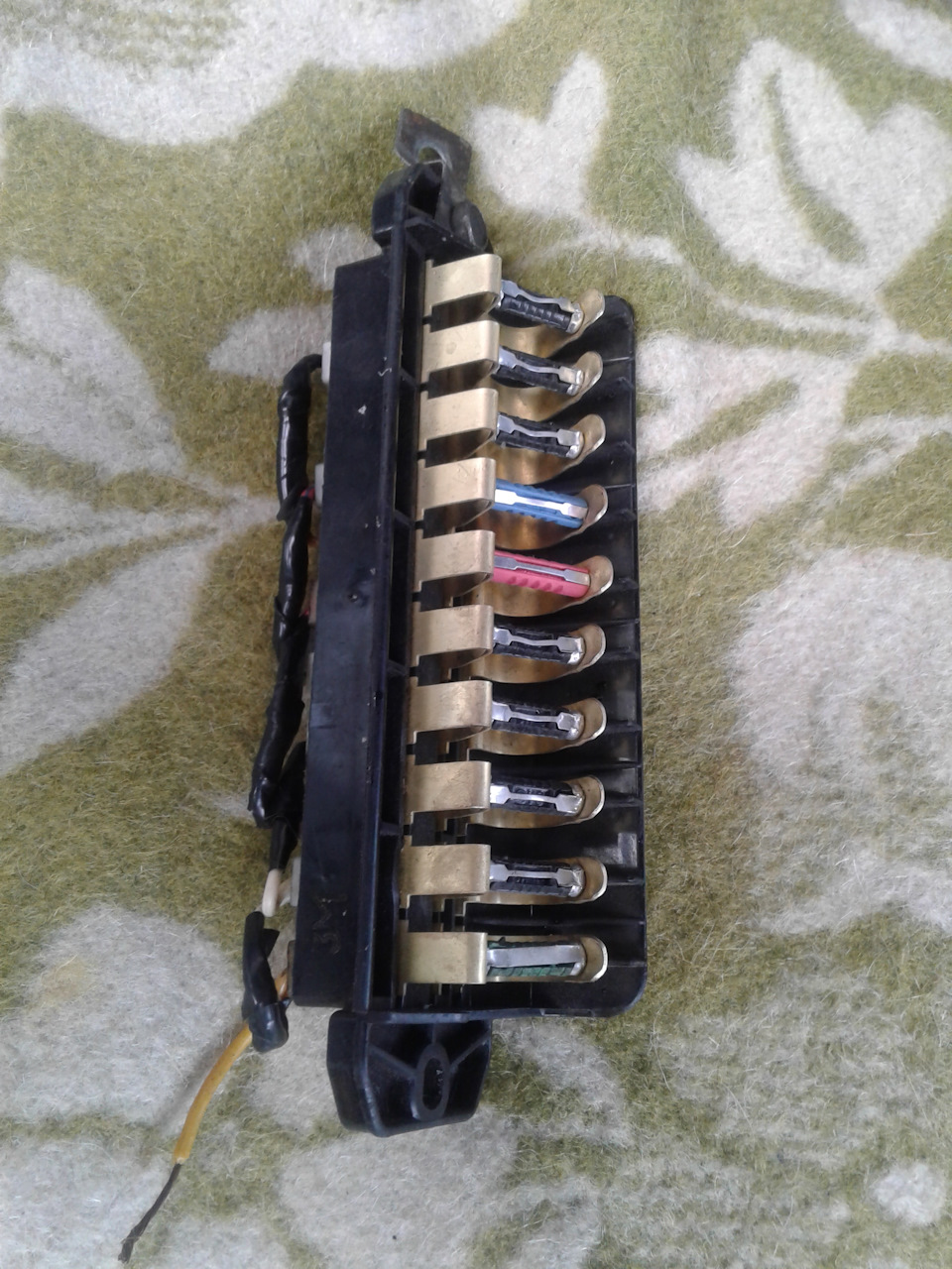 Дополнительный блок предохранителей. — LADA 21074, 1,6 л., 2004 года ...