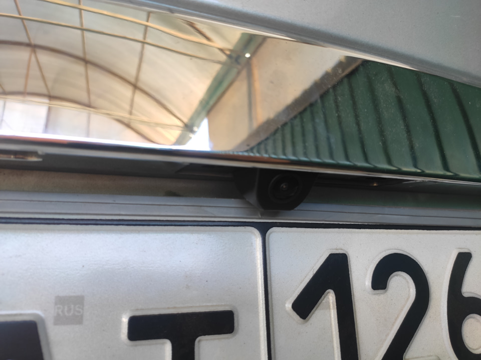 Камера ставится вместо плафона освещения номера. Компактно, не мешает, но и в данном случае толку пока мало. — Chevrolet Cruze (1G)