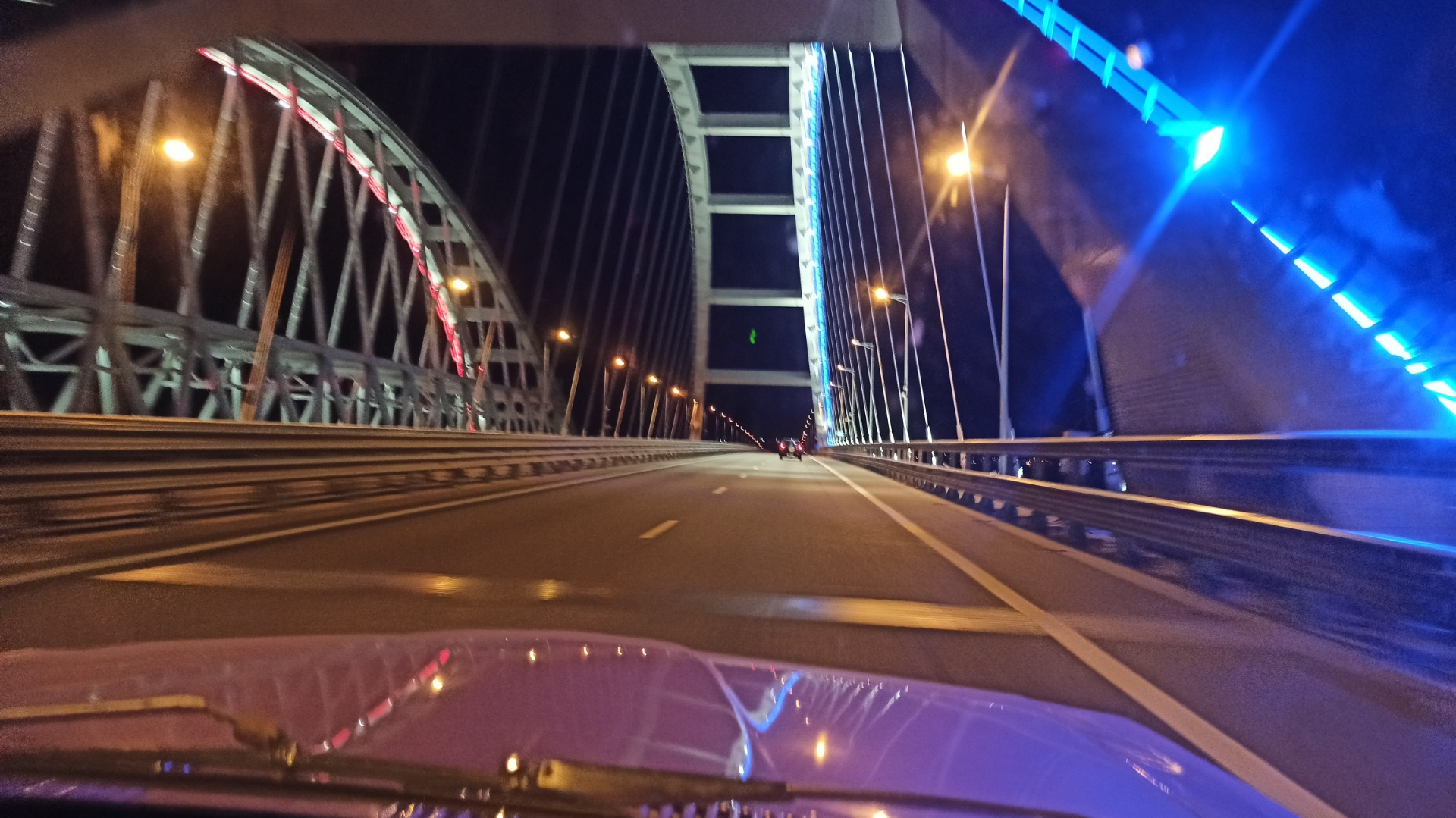 Крымский мост ночью фото из поезда