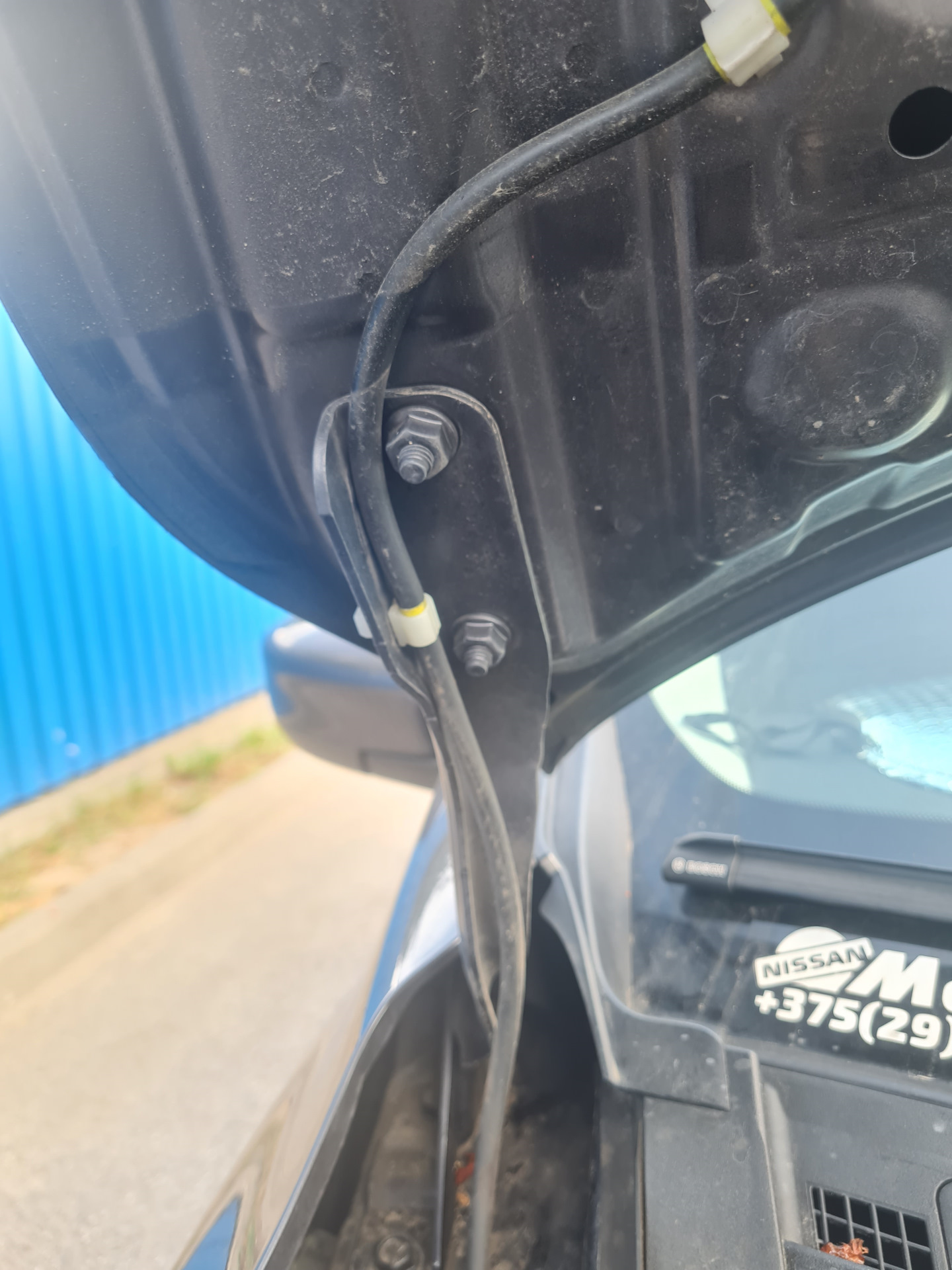 Установка газовых упоров капота — Nissan Tiida (2G), 1,6 л, 2015 года ...