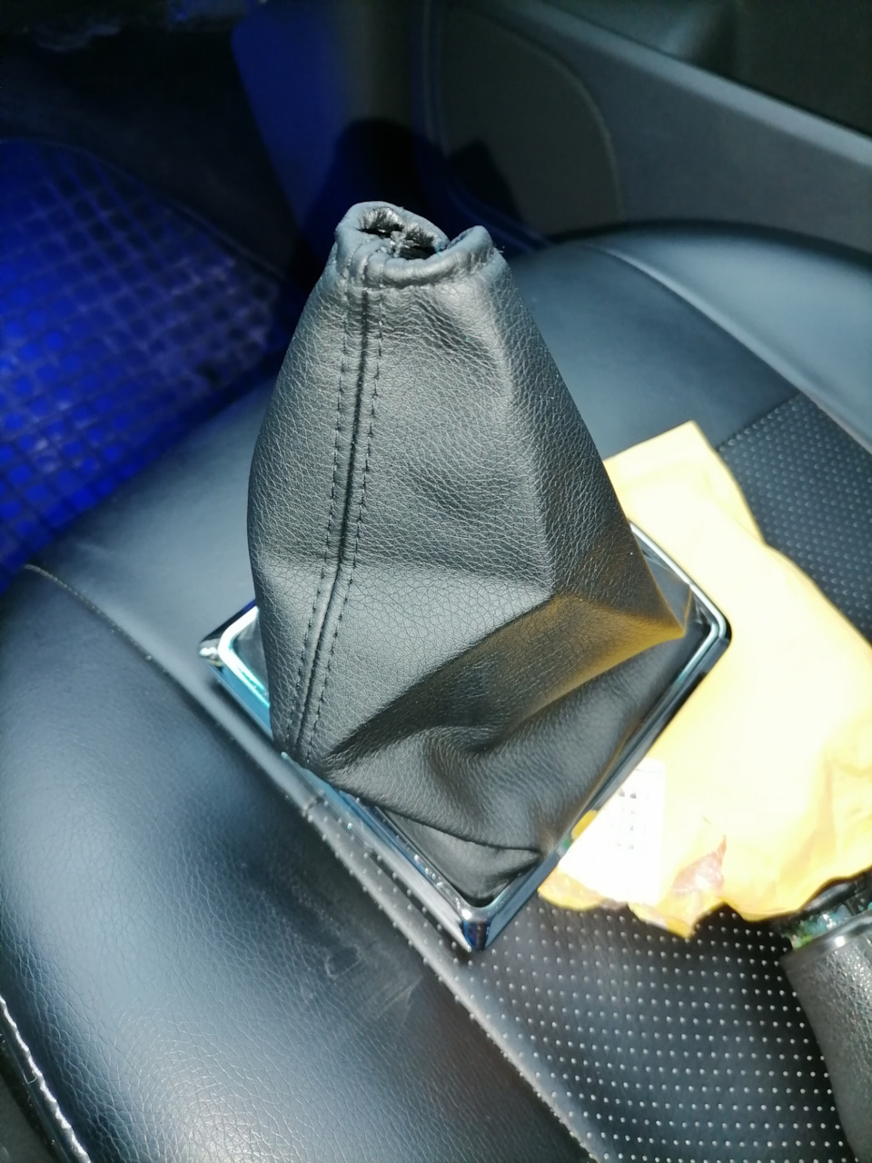 Замена чехла ручки мкпп — Ford Focus II Sedan, 1,6 л, 2007 года ...