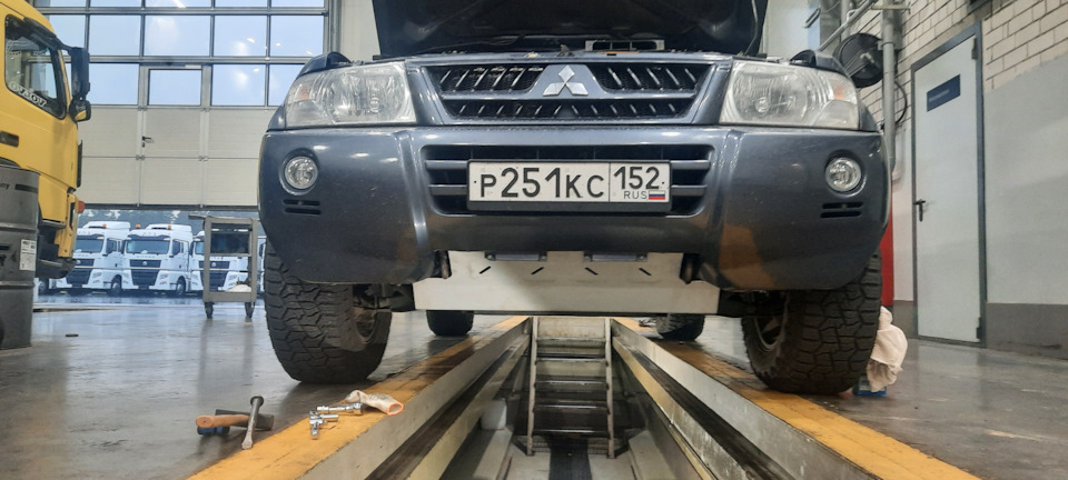 Защита двигателя — Mitsubishi Montero III (V60), 3,8 л, 2004 года ...