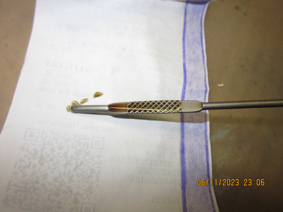 Но судя по тому, что масло доливать не пришлось, да и на защите большой лужи не было, течь с фильтра была незначительная — Lada Vesta SW (1G)