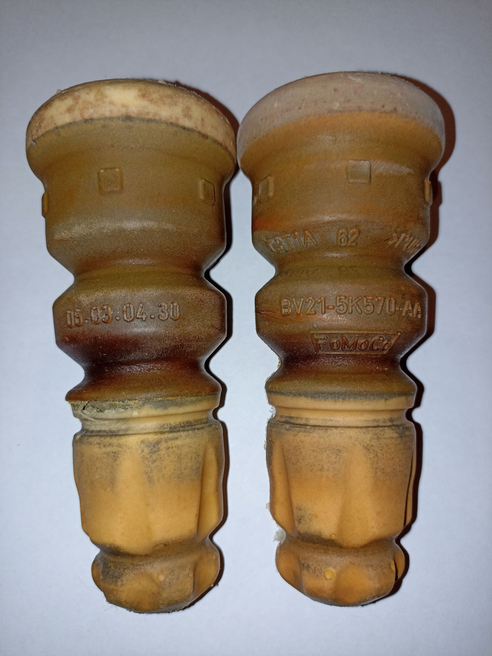 Надорванный левый отбойник заднего амортизатора — Ford Fiesta (Mk VI)