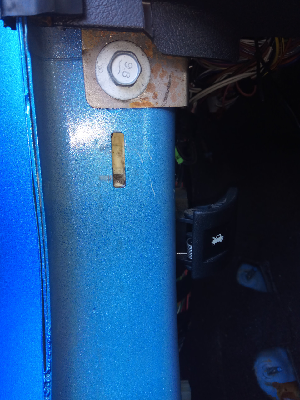 Вода в салоне под водительским ковриком. Поймал красивые цифры пробега ...