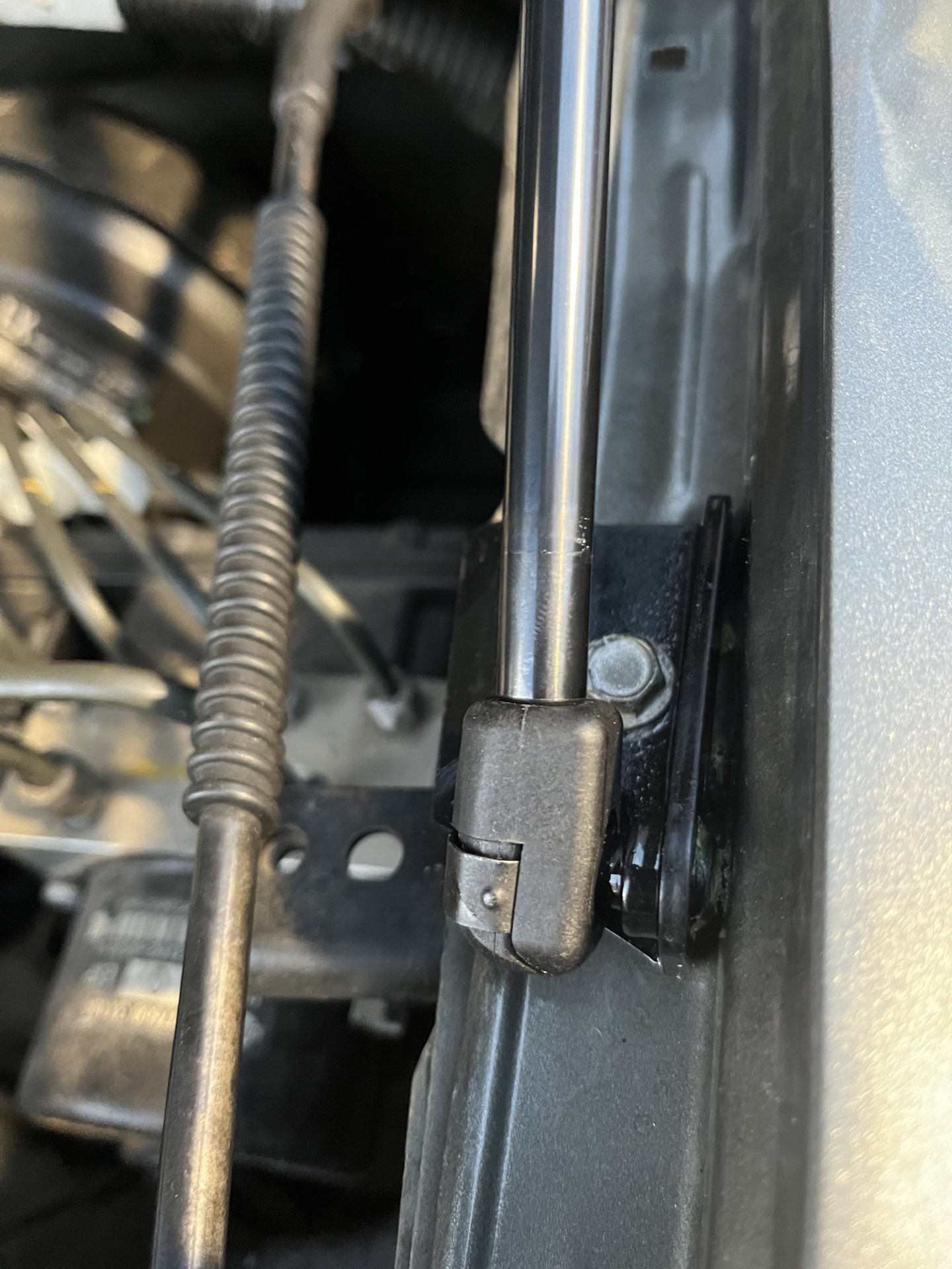 Установка упоров капота / амортизаторы капота Pathfinder R51 — Nissan ...