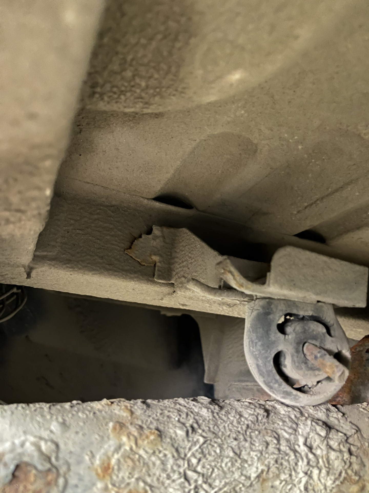 Кронштейн глушителя сказал «пока». — Lada Калина 2 универсал, 1,6 л ...