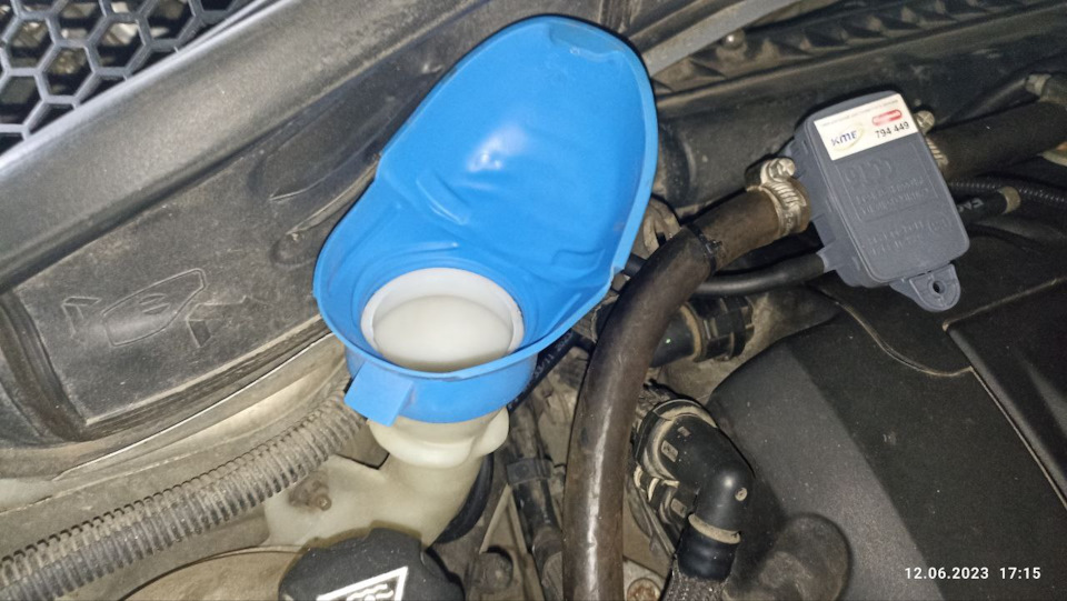 Крышка заливной горловины омывателя. — Peugeot 207 SW, 1,6 л, 2008 года ...