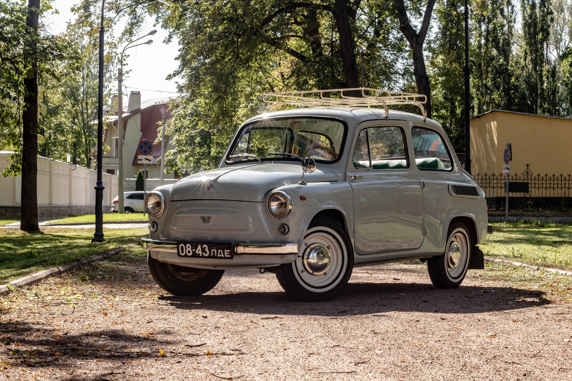 Запорожец 1968 года. Самые дешевые советские машины. ЗАЗ 965 логотип. Автомобиль ЕМВ 340.