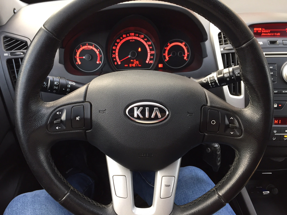 Поменять руль на мультируль. Kia Ceed 2011 руль. Kia Ceed 2010 руль. Kia Ceed 2010 мультируль. Мультируль Kia Ceed 2011.