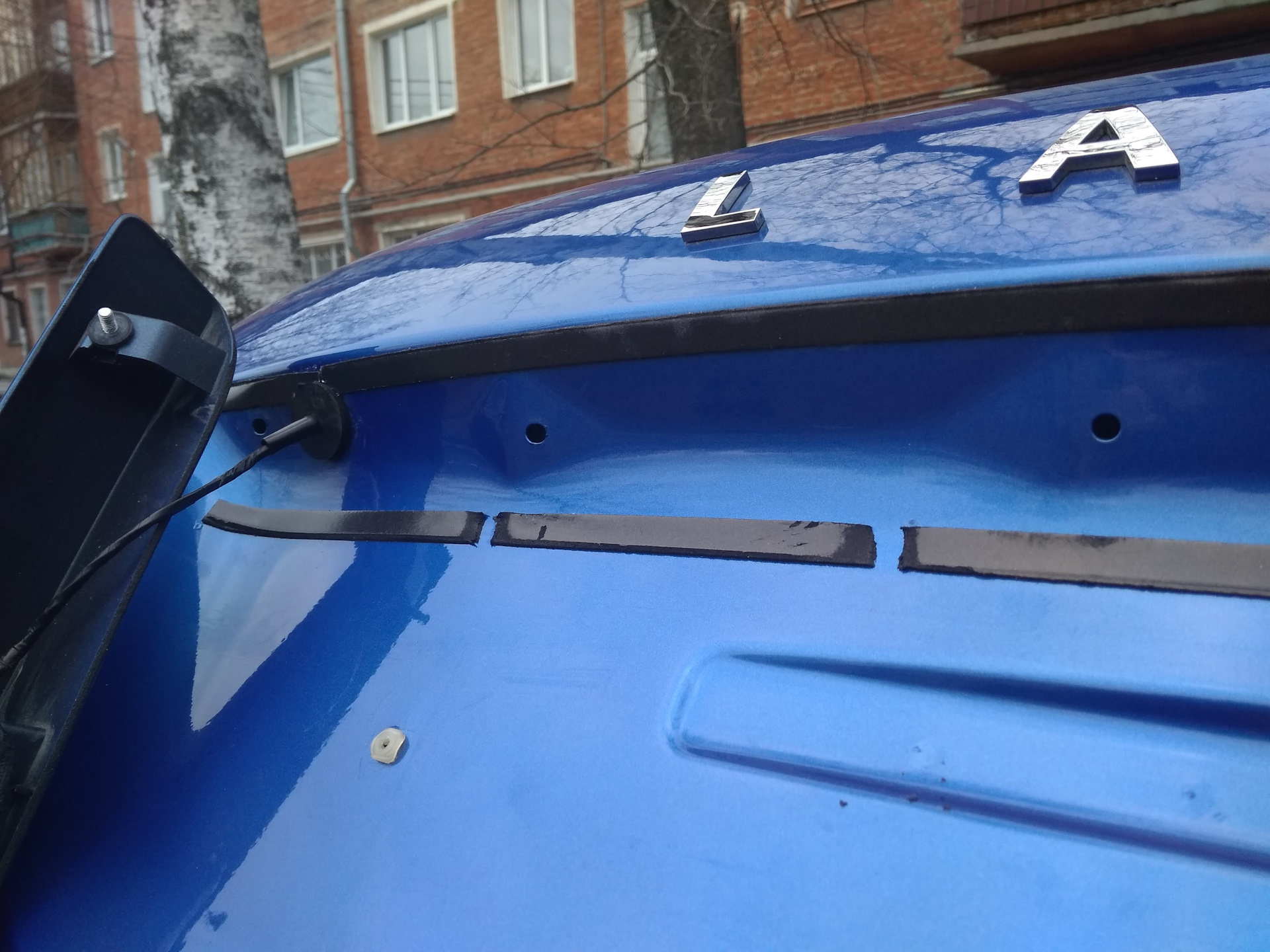 накладка крышки багажника kia ceed 1 sw. сабля багажника гранта фл лифтбек. сабля багажника калина седан. сабля крышки багажника. сабля крышки багажника форд фокус 2.