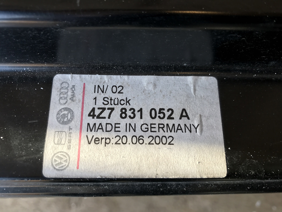 4Z7 831 052 A — оригинальная дверь передняя правая — Audi Allroad (C5). Запчасти на фото: 4Z7831052A