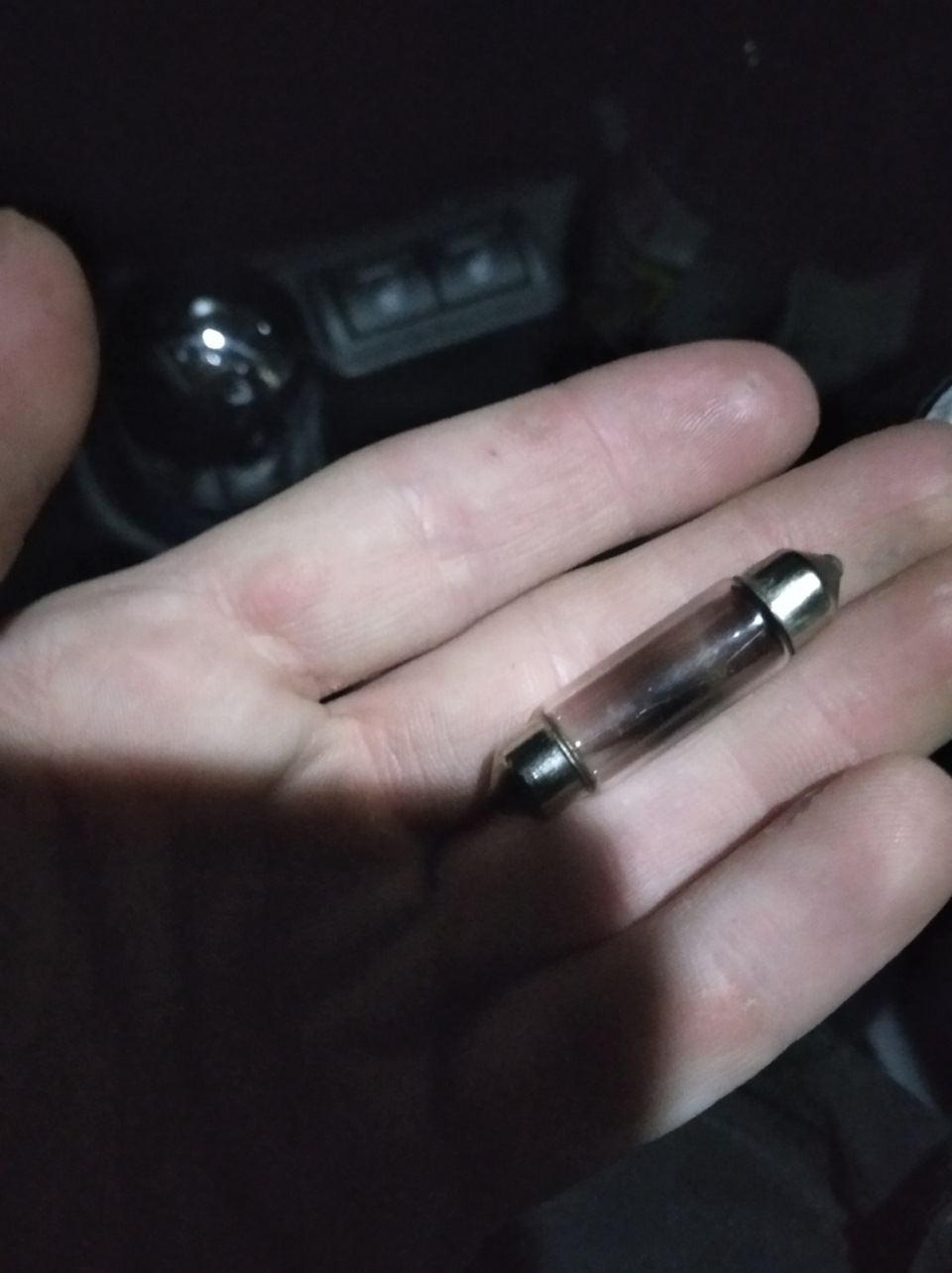 Замена лампочки салонного освещения на Гранте — Lada Гранта, 1,6 л ...