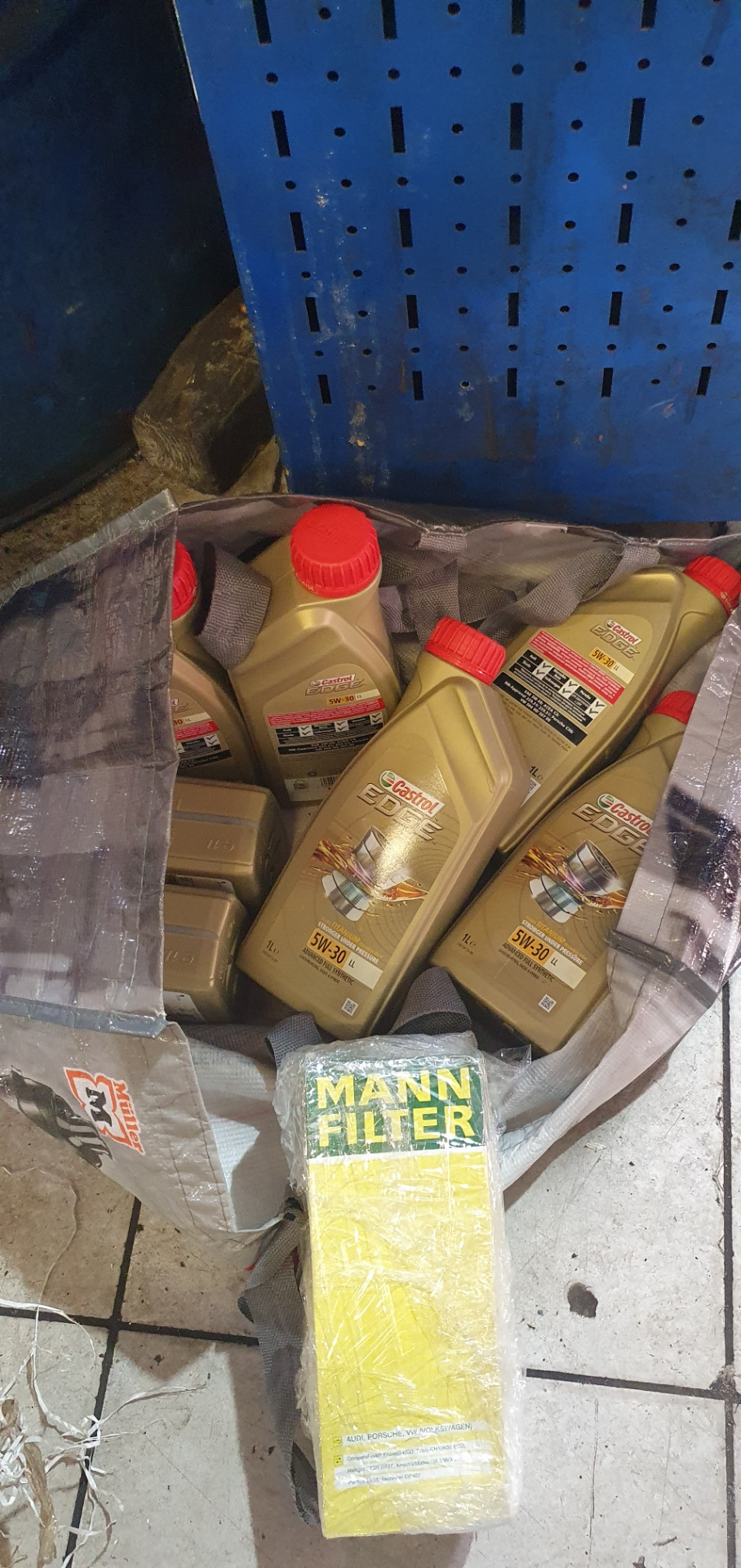 Замена--- ламп D3S. Масло в коробке. Масло в моторе. Свечи накала ...