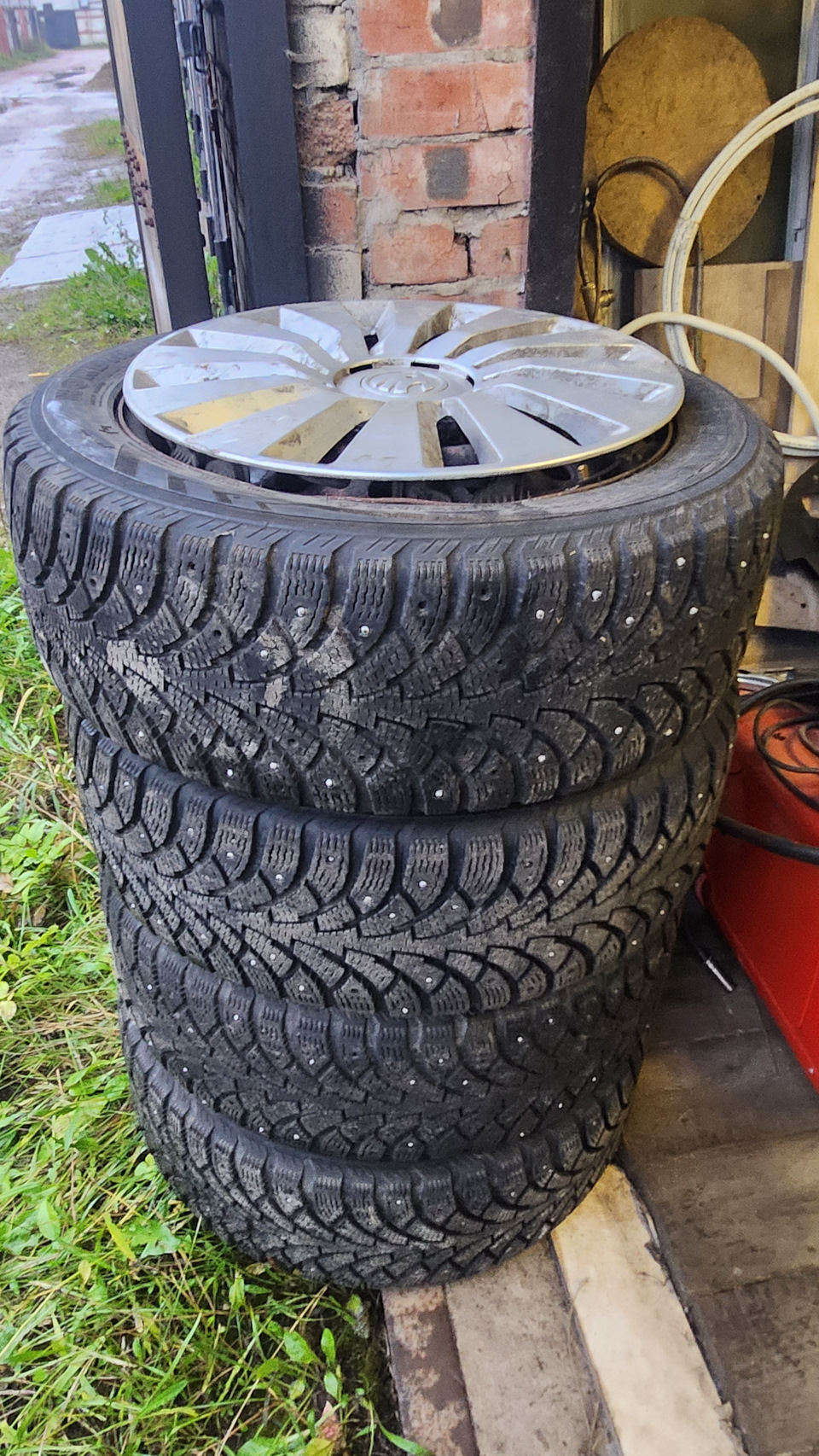 Шины зимние шипованные Gislaved 205/55 R16, штампованные диски 5Jx16 ET-50 4x100