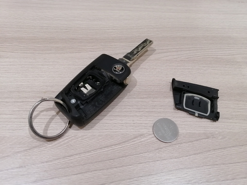 Замена батарейки в рабочем ключе. Осмотр цилиндра после крошения свечки ...